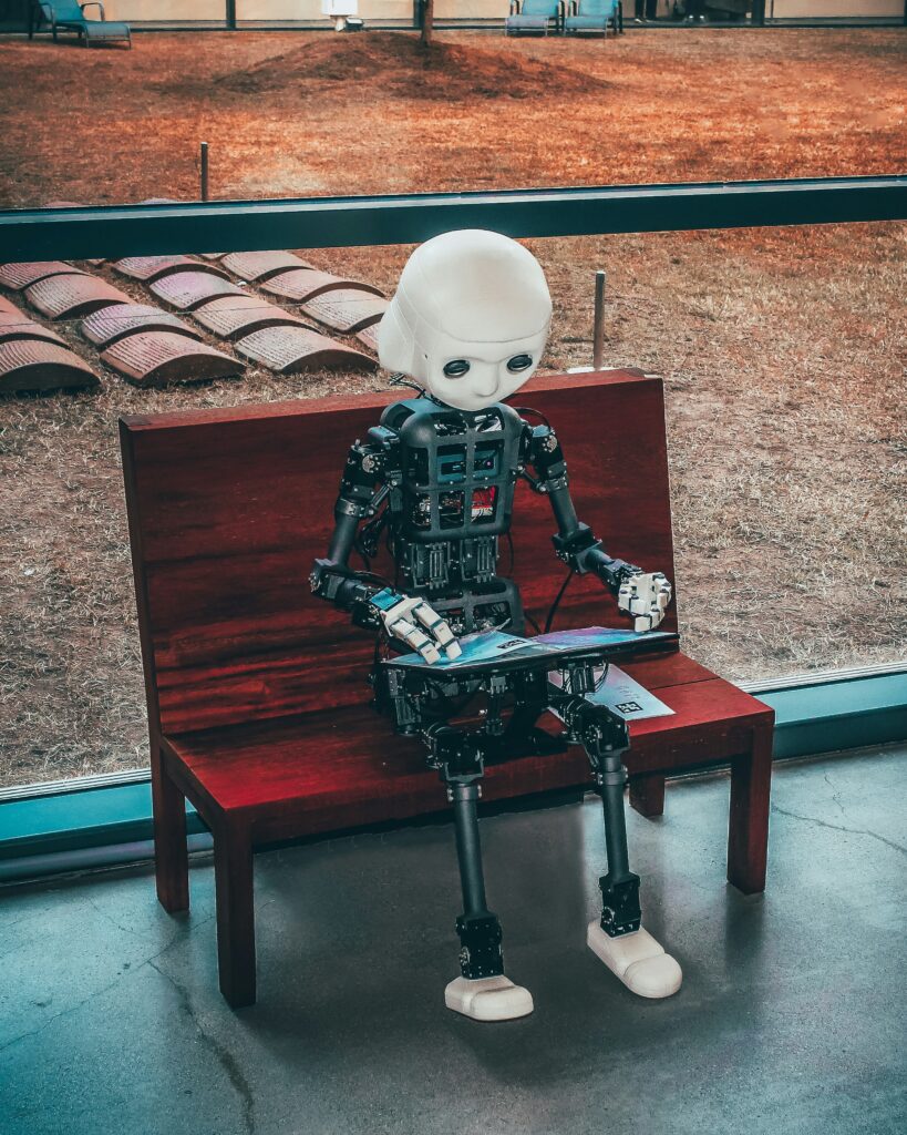 Los agentes de IA para empresas ofrecen automatización real en atención al cliente, ventas, operaciones y desarrollo de software, pero su valor solo se sostiene si la adopción se hace con una base sólida de seguridad: mínimo privilegio, trazabilidad, supervisión humana en decisiones críticas y verificación rigurosa del proveedor mediante estándares como el OWASP Top 10 y certificaciones como SOC 2 o ISO 27001.