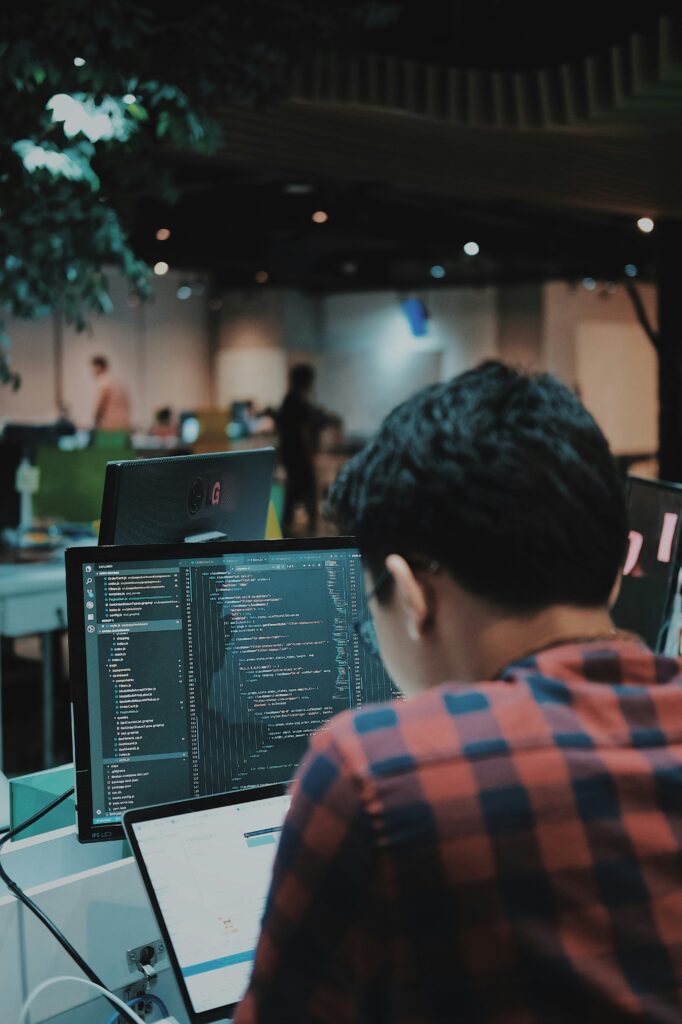 Descubre qué requisitos de ciberseguridad en desarrollo de software debe cumplir tu proveedor. Guía completa con estándares, mejores prácticas y checklist de verificación.