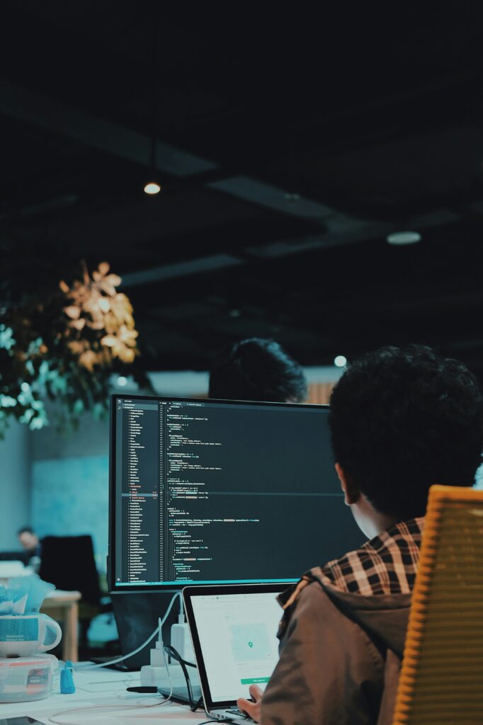 Guía completa sobre outsourcing de desarrollo de software: ventajas, riesgos reales y criterios clave para elegir al socio tecnológico adecuado.