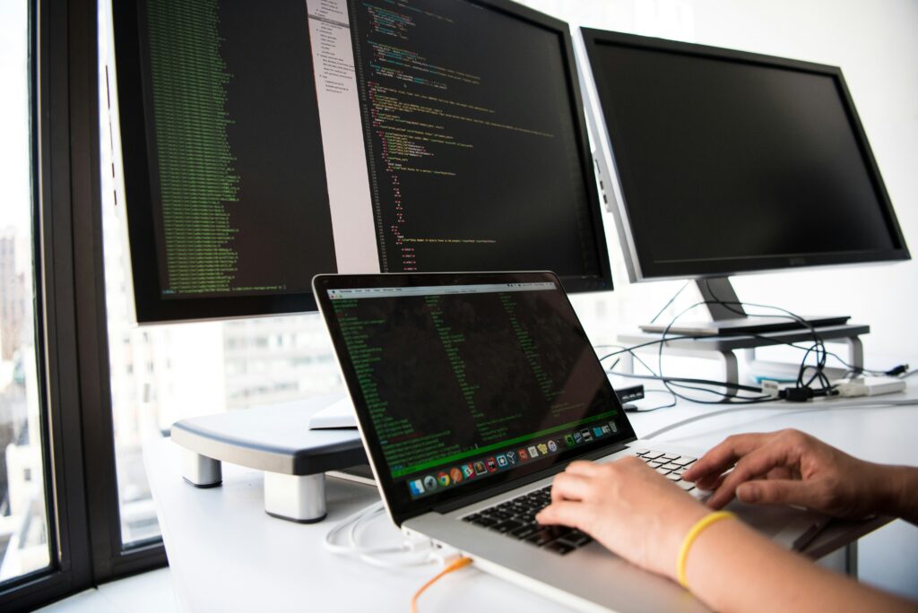 Outsourcing de Desarrollo de Software: Ventajas, Riesgos y Cómo Elegir Bien 1 Desarrollo de Software Guía completa sobre outsourcing de desarrollo de software: ventajas, riesgos reales y criterios clave para elegir al socio tecnológico adecuado.