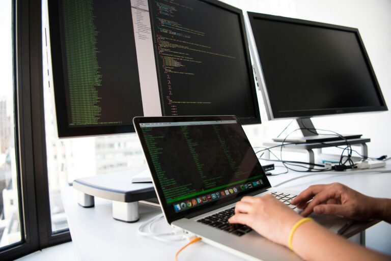 Guía completa sobre outsourcing de desarrollo de software: ventajas, riesgos reales y criterios clave para elegir al socio tecnológico adecuado.