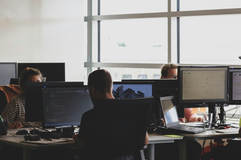 Descubre qué requisitos de ciberseguridad en desarrollo de software debe cumplir tu proveedor. Guía completa con estándares, mejores prácticas y checklist de verificación.