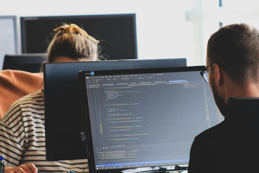 Descubre qué requisitos de ciberseguridad en desarrollo de software debe cumplir tu proveedor. Guía completa con estándares, mejores prácticas y checklist de verificación.