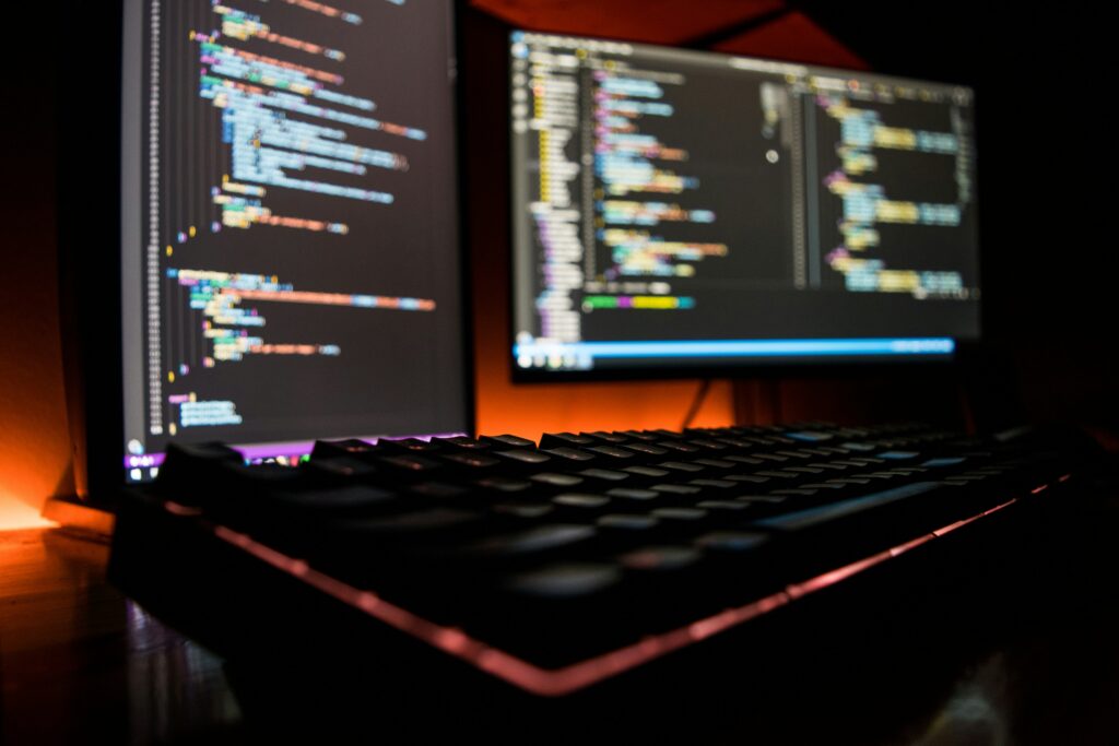 Descubre qué requisitos de ciberseguridad en desarrollo de software debe cumplir tu proveedor. Guía completa con estándares, mejores prácticas y checklist de verificación.