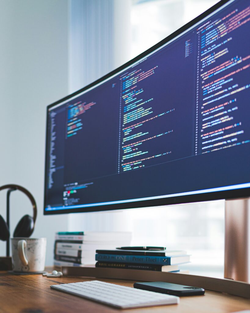Descubre qué requisitos de ciberseguridad en desarrollo de software debe cumplir tu proveedor. Guía completa con estándares, mejores prácticas y checklist de verificación.