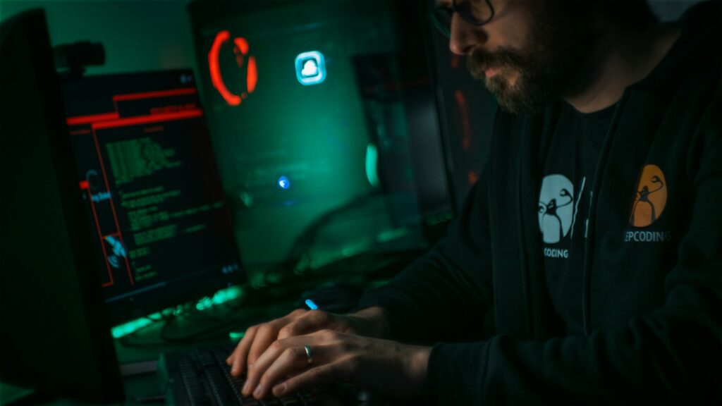 Descubre qué requisitos de ciberseguridad en desarrollo de software debe cumplir tu proveedor. Guía completa con estándares, mejores prácticas y checklist de verificación.
