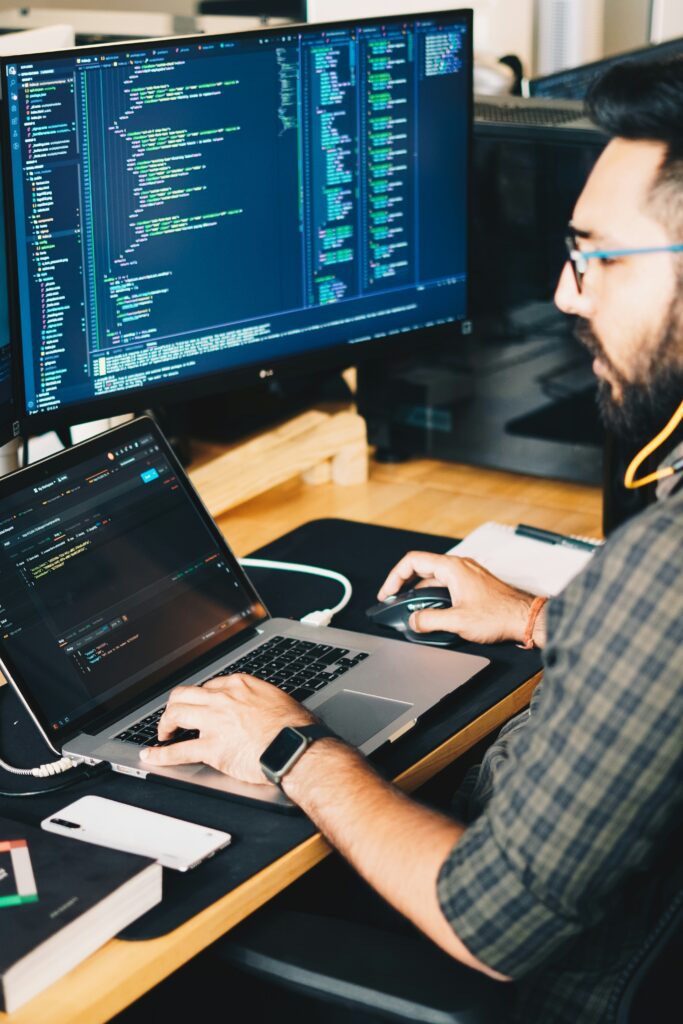 Guía completa sobre outsourcing de desarrollo de software: ventajas, riesgos reales y criterios clave para elegir al socio tecnológico adecuado.