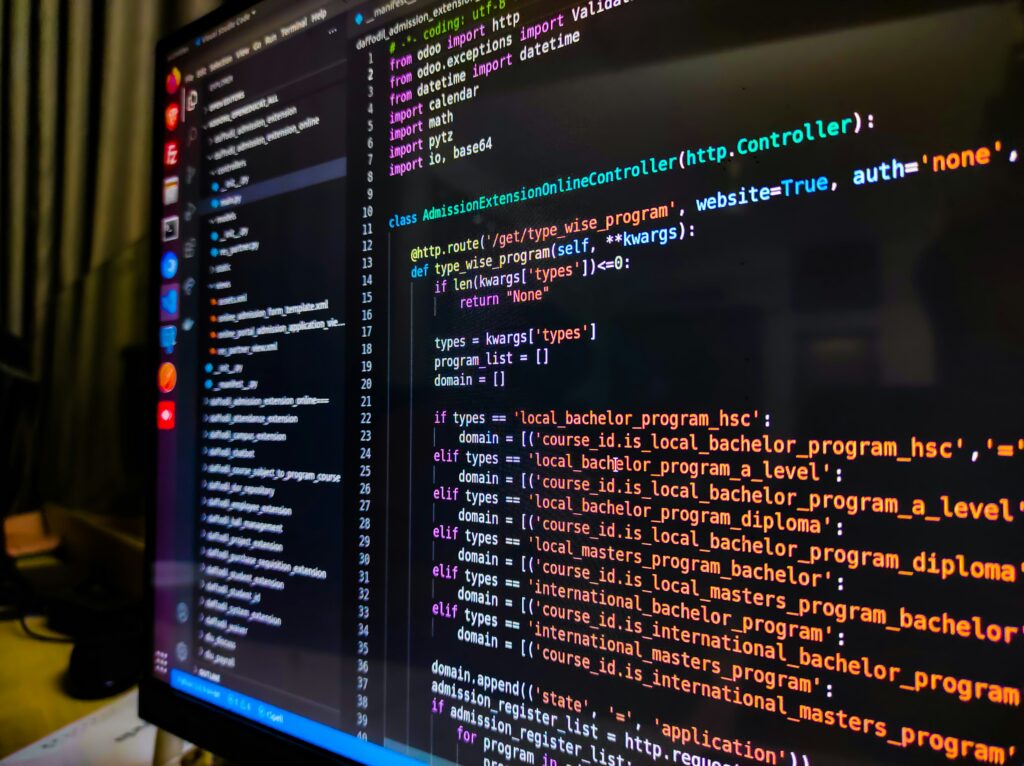 Descubre qué requisitos de ciberseguridad en desarrollo de software debe cumplir tu proveedor. Guía completa con estándares, mejores prácticas y checklist de verificación.