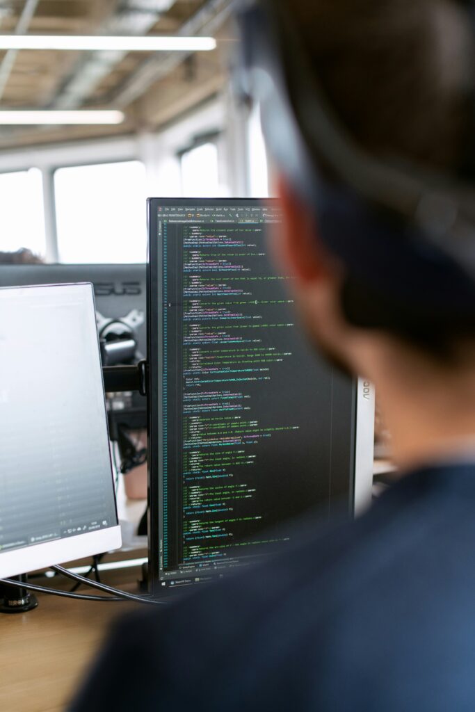 Guía completa sobre outsourcing de desarrollo de software: ventajas, riesgos reales y criterios clave para elegir al socio tecnológico adecuado.